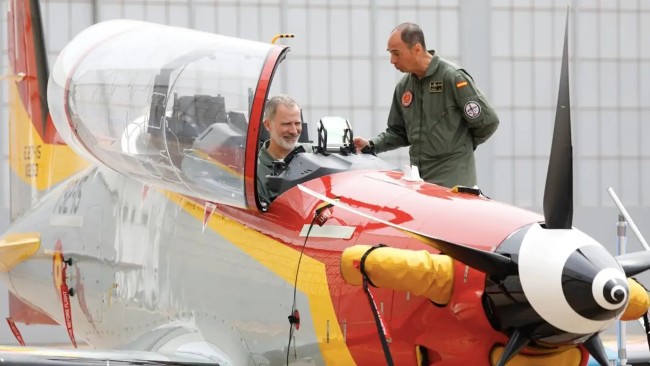  Archivo - El Rey Felipe VI (i) probando una aeronave militar durante su visita a la Academia General del Aire en San Javier, a 6 de mayo de 2024, en San Javier, Murcia, Regi&oacute;n de Murcia (Espa&ntilde;a)<br>- Edu Botella - Europa Press - Archivo 