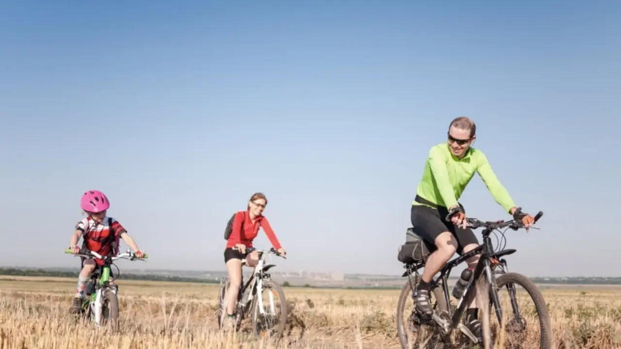  Archivo - Ni&ntilde;os practicando deporte con los padres<br>- GO FIT - Archivo | EP 