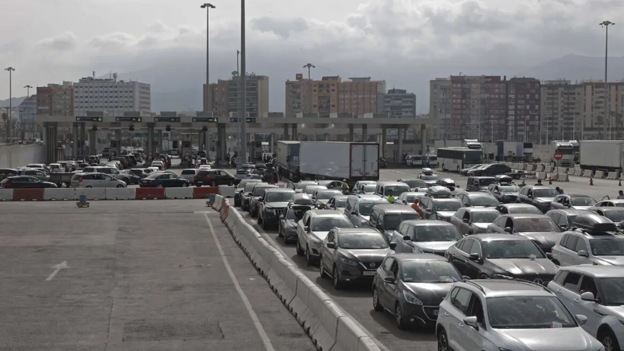  Archivo - Numerosos veh&iacute;culos esperan para cruzar la frontera en el puerto de Algeciras. A 30 de agosto de 2024, en Algeciras, C&aacute;diz (Andaluc&iacute;a, Espa&ntilde;a).<br>- Nono Rico (Europa Press) - Europa Press - Archivo 