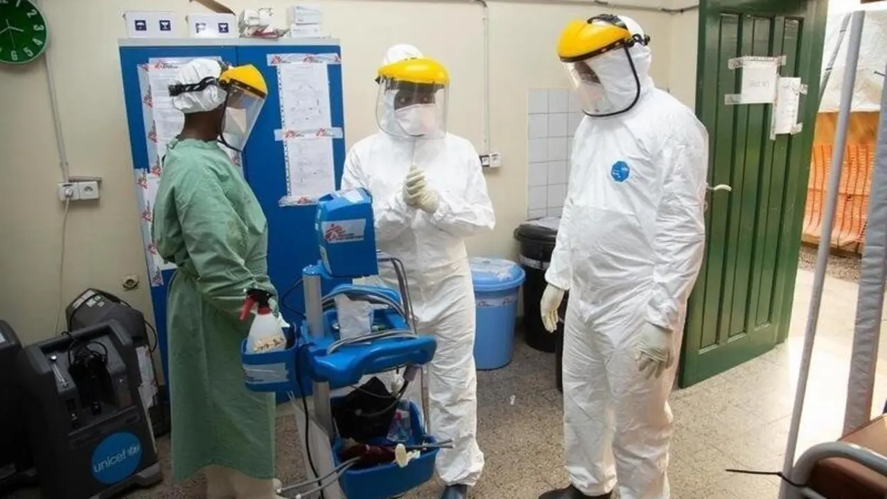  Archivo - Investigadores de ANTICOV, el mayor estudio cl&iacute;nico de Covid-19 leve en &Aacute;frica, en el Hopital Saint Joseph en la Rep&uacute;blica Democr&aacute;tica del Congo, una de las sedes del estudio 