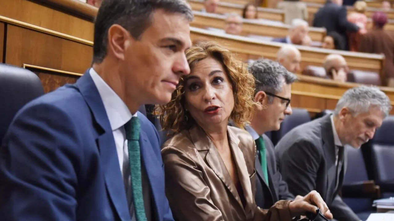 El presidente del Gobierno, Pedro S&aacute;nchez, la vicepresidenta primera y ministra de Hacienda, Mar&iacute;a Jes&uacute;s Montero<br>- Fernando S&aacute;nchez - Europa Press 