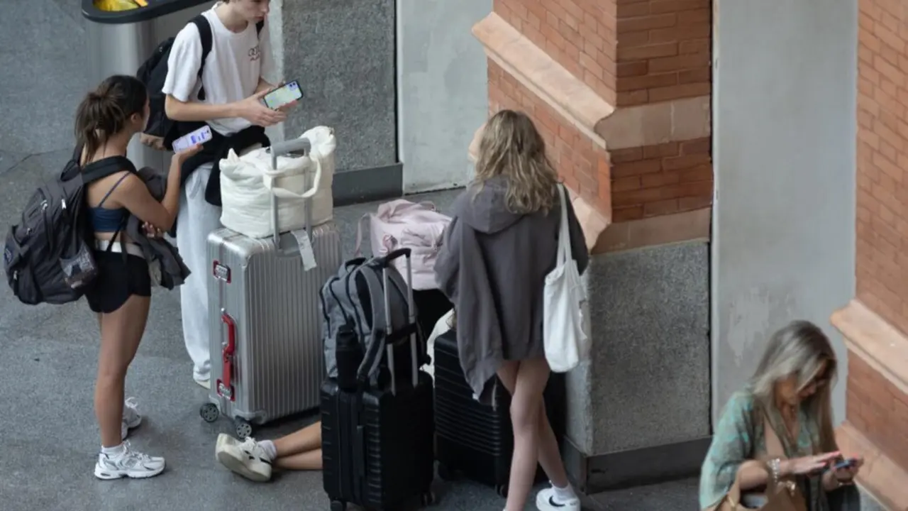  Archivo - Varias personas con maletas en la estaci&oacute;n de Puerta de Atocha-Almudena Grandes, a 19 de junio de 2024, en Madrid (Espa&ntilde;a).<br>- Eduardo Parra - Europa Press - Archivo 