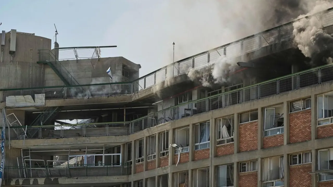  Un edificio del complejo hospitalario Soroka tras ser alcanzado por un misil iran&iacute; en Beer Sheva FOTO AP/LEO CORREA . RTVE 