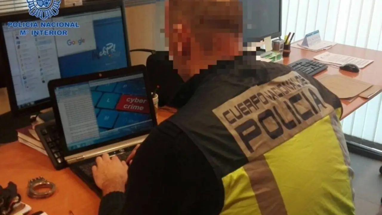  Archivo - Un agente de la Polic&iacute;a Nacional frente a un ordenador<br>- POLIC&Iacute;A NACIONAL - Archivo 