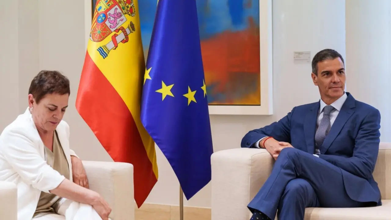  El presidente del Gobierno, Pedro S&aacute;nchez, mantiene un encuentro con la portavoz de EH Bildu en el Congreso de los DIputados, Mertxe Aizpurua, en el Complejo de la Moncloa, a 18 de junio de 2025, en Madrid (Espa&ntilde;a).<br>- Matias Chiofalo - Europa Press 