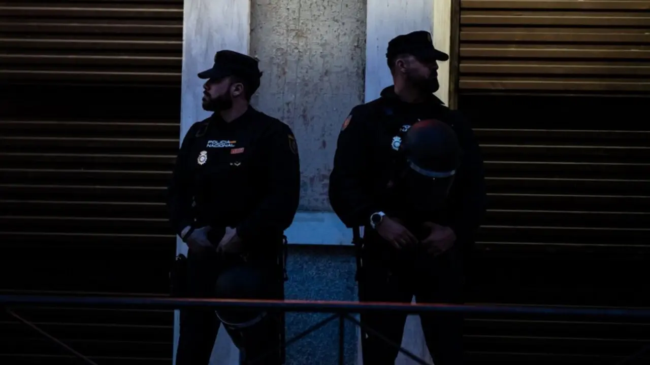  La Polic&iacute;a Nacional en la sede del PSOE 