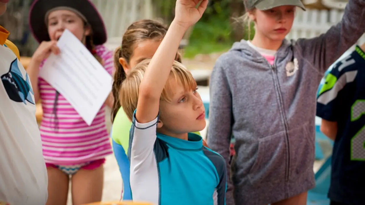  Grupo de menores en una actividad de un campamento de verano. 