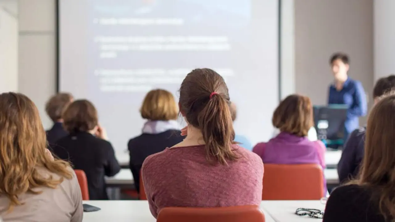  Mujeres en una sesi&oacute;n formativa 