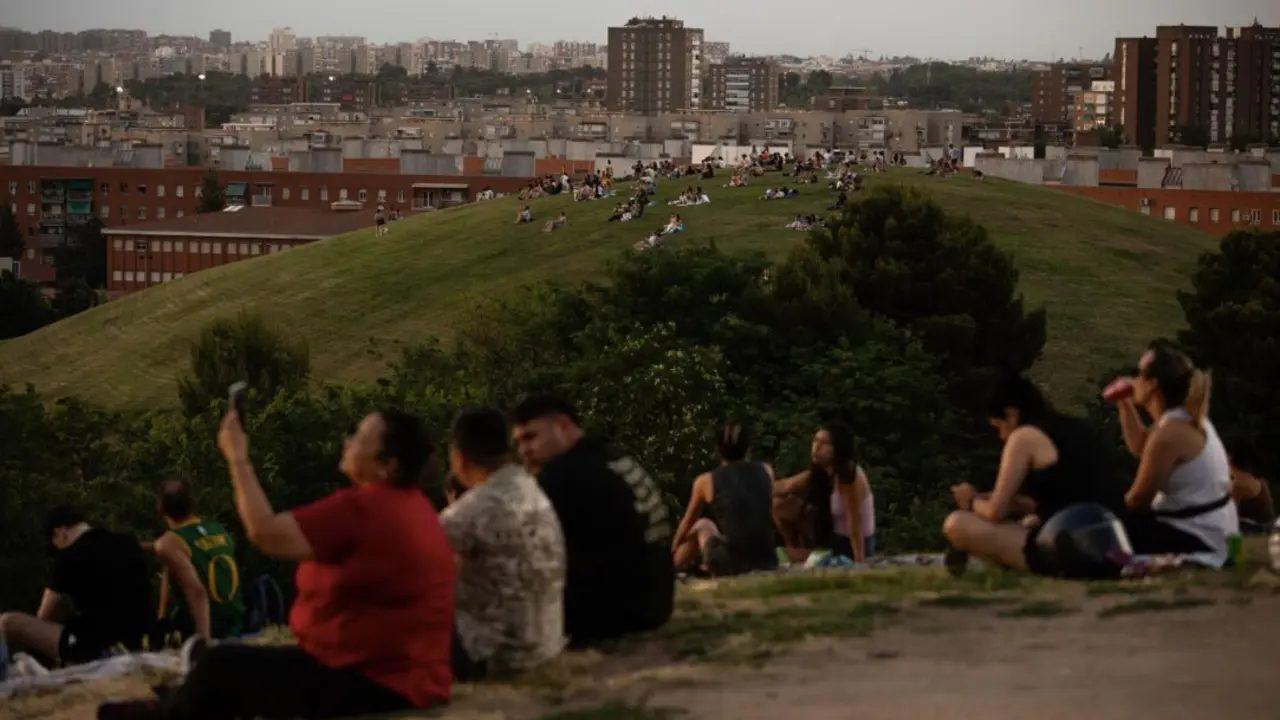  Varias personas observan el atardecer, en el Cerro del T&iacute;o P&iacute;o, conocido como Parque de las Siete Tetas, a 20 de junio de 2025, en Madrid (Espa&ntilde;a). Este s&aacute;bado 21 de junio, a las 2 horas 42 minutos UTC, seg&uacute;n c&aacute;lculos del Observatorio Astron&oacute;mico Nacional<br>- Alejandro Mart&iacute;nez V&eacute;lez - Europa Press 