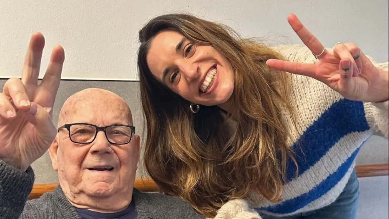 Una voluntaria de Adopta un abuelo con uno de los mayores participantes en el proyecto.<br>- ADOPTA UN ABUELO | EP