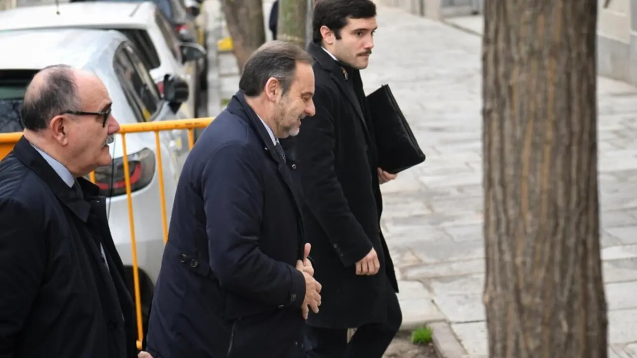  Archivo - Imagen de archivo del ex ministro de Transportes Jos&eacute; Luis &Aacute;balos (c) a su llegada a declarar al Tribunal Supremo el pasado ferebro.<br>- Fernando S&aacute;nchez - Europa Press - Archivo 