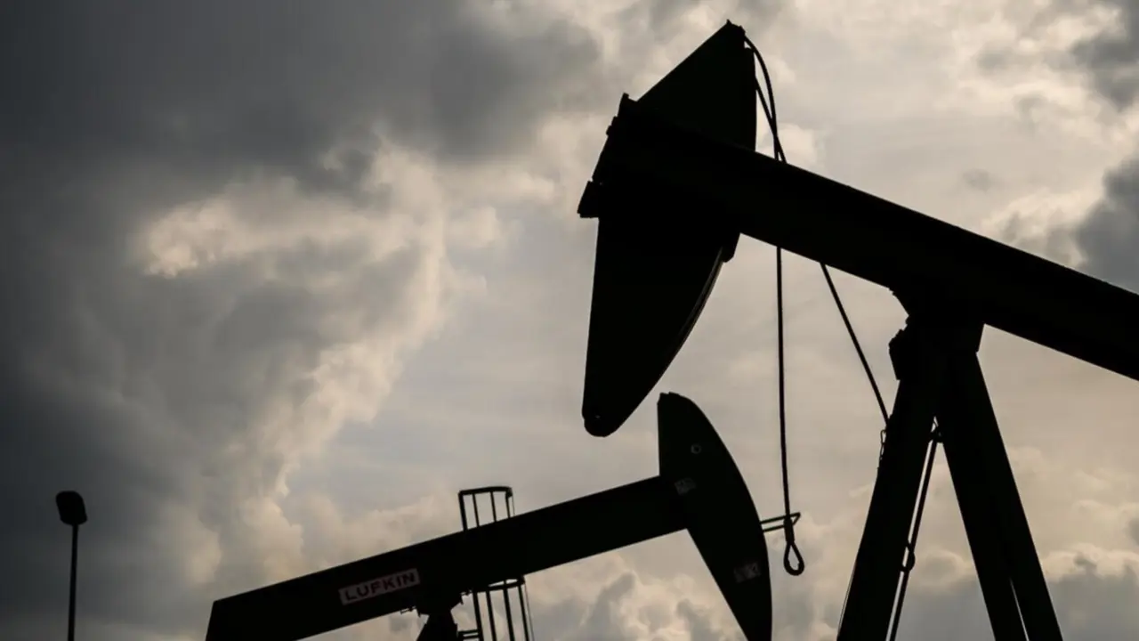  Archivo - FILED - 16 August 2019, Emlichheim: Pump jacks operate at Wintershall Dea premises. Energy ministers from the OPEC+ oil cartel will conduct a video conference on Monday, in an effort to find a way to stabilize prices for the commodity, Azerbaija<br>- Mohssen Assanimoghaddam/dpa - Archivo 