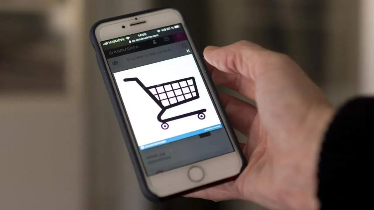  Archivo - Una persona compra a trav&eacute;s de su tel&eacute;fono m&oacute;vil el d&iacute;a en que dan comienzo las Rebajas 