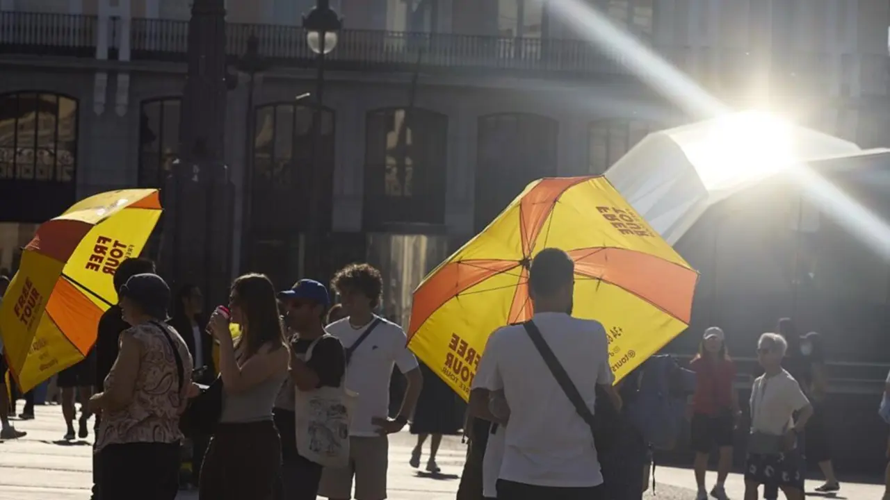  Varias personas pasean por la calle<br>- Jes&uacute;s Hell&iacute;n - Europa Press 