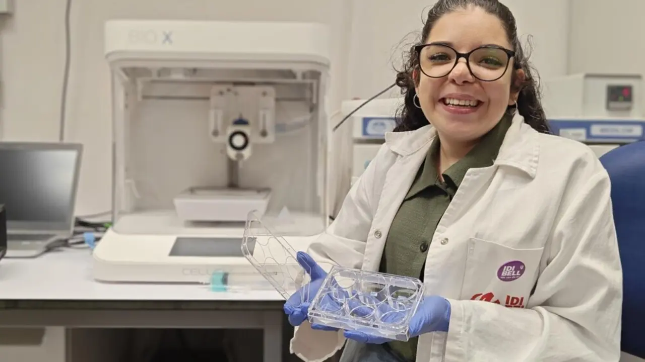  La coprimera autora del estudio, Laura Casado, con una muestra de tejido card&iacute;aco generado mediante bioimpresi&oacute;n 3D.<br>- EUROPA PRESS 