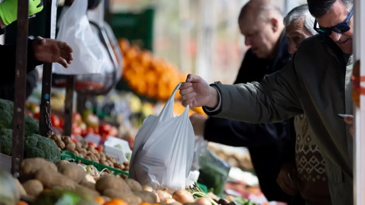  Archivo - Varias personas compran en un mercado de alimentos<br>- Eduardo Parra - Europa Press - Archivo 