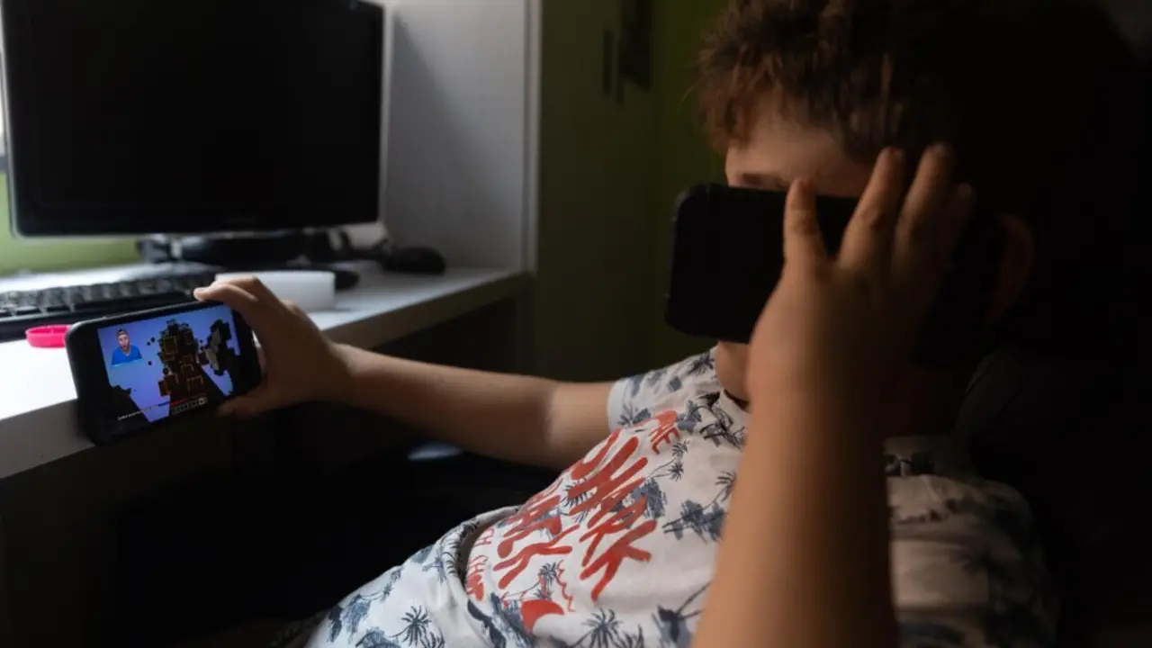  Archivo - Un ni&ntilde;o usa el tel&eacute;fono m&oacute;vil y una tablet, a 18 de octubre de 2023, en Madrid (Espa&ntilde;a). Seg&uacute;n la Vanguardia, en Espa&ntilde;a se estima que el 21% de los adolescentes es adicto a la red y casi la mitad reconoce que tiene "un contacto activo" cada 15 m<br>- Eduardo Parra - Europa Press - Archivo 