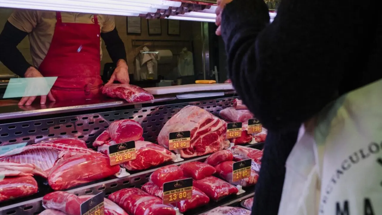  Archivo - Una persona compra en un mercado - Mateo Lanzuela - Europa Press - Archivo 