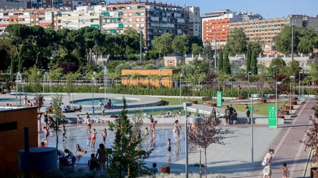  Archivo - Varias personas se refrescan durante la llegada de la primera ola de calor, en el parque del Canal de Isabel II de Madrid.<br>- Ricardo Rubio - Europa Press - Archivo 
