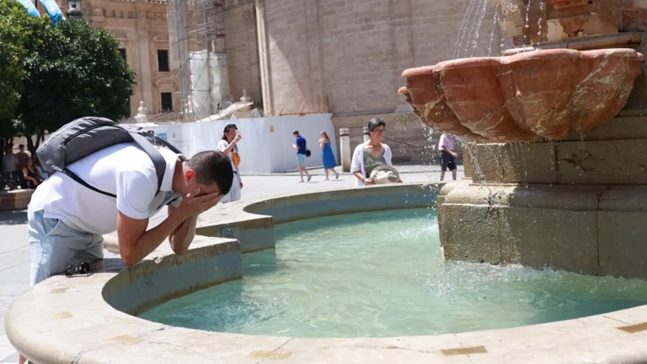  Archivo - Un joven se refresca en una fuente para soportar las altas temperaturas. A 10 de agosto de 2024, en Sevilla (Andaluc&iacute;a, Espa&ntilde;a). Una cuarta ola de calor afecta a todo el pa&iacute;s desde el viernes y hasta el domingo, con temperaturas superiores a 40&ordm;<br>- Roc&iacute;o Ruz - Europa Press - Archivo 