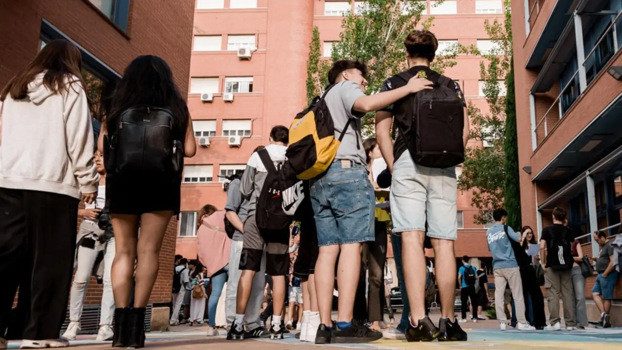  Alumnos antes de realizar la Selectividad<br>- Carlos Luj&aacute;n - Europa Press 