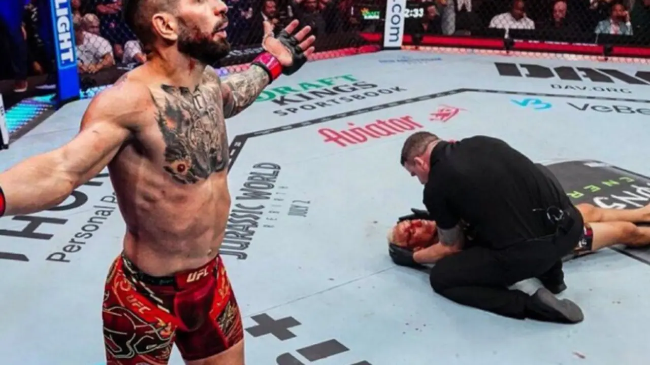  Topuria celebrando tras noquear a Oliveira 