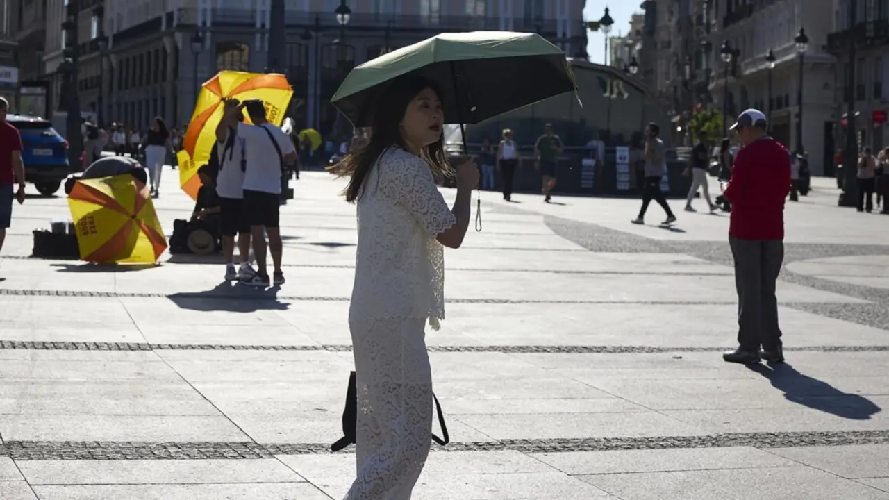  Varias personas pasean por la calle<br>- Jes&uacute;s Hell&iacute;n - Europa Press 