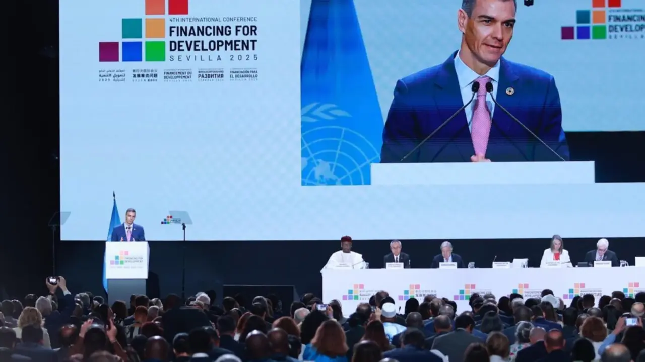  El presidente del Gobierno, Pedro S&aacute;nchez, durante el plenario inaugural de la Conferencia Internacional para la Fiananciaci&oacute;n al Desrrollo de la ONU en Sevilla<br>- ROC&Iacute;O RUZ - EUROPA PRESS 