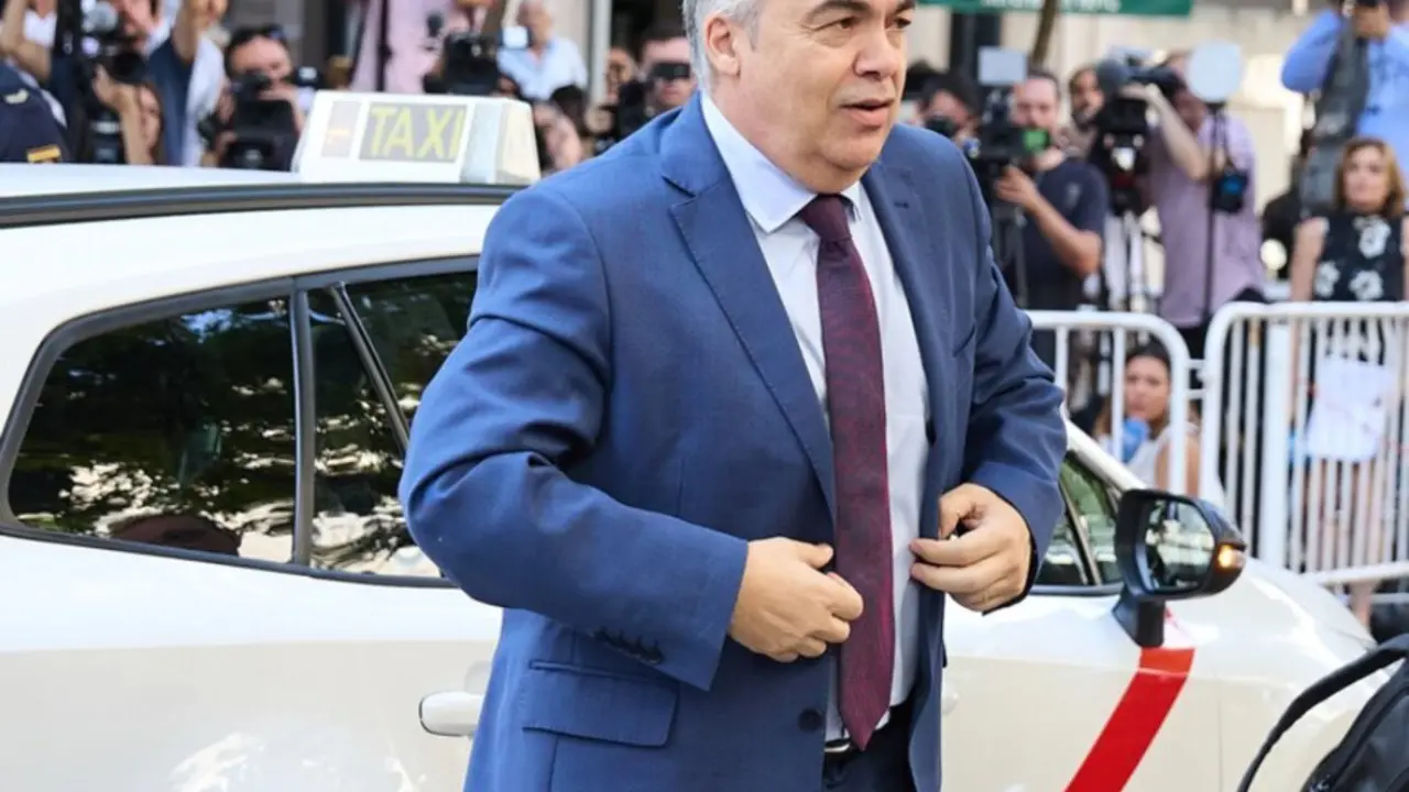  El exsecretario de Organizaci&oacute;n del PSOE Santos Cerd&aacute;n a su llegada a declarar en el Tribunal Supremo, a 30 de junio de 2025, en Madrid (Espa&ntilde;a). El Tribunal Supremo (TS) ha citado a declarar a Santos Cerd&aacute;n por presuntos delitos de organizaci&oacute;n criminal<br>- Jes&uacute;s Hell&iacute;n - Europa Press 