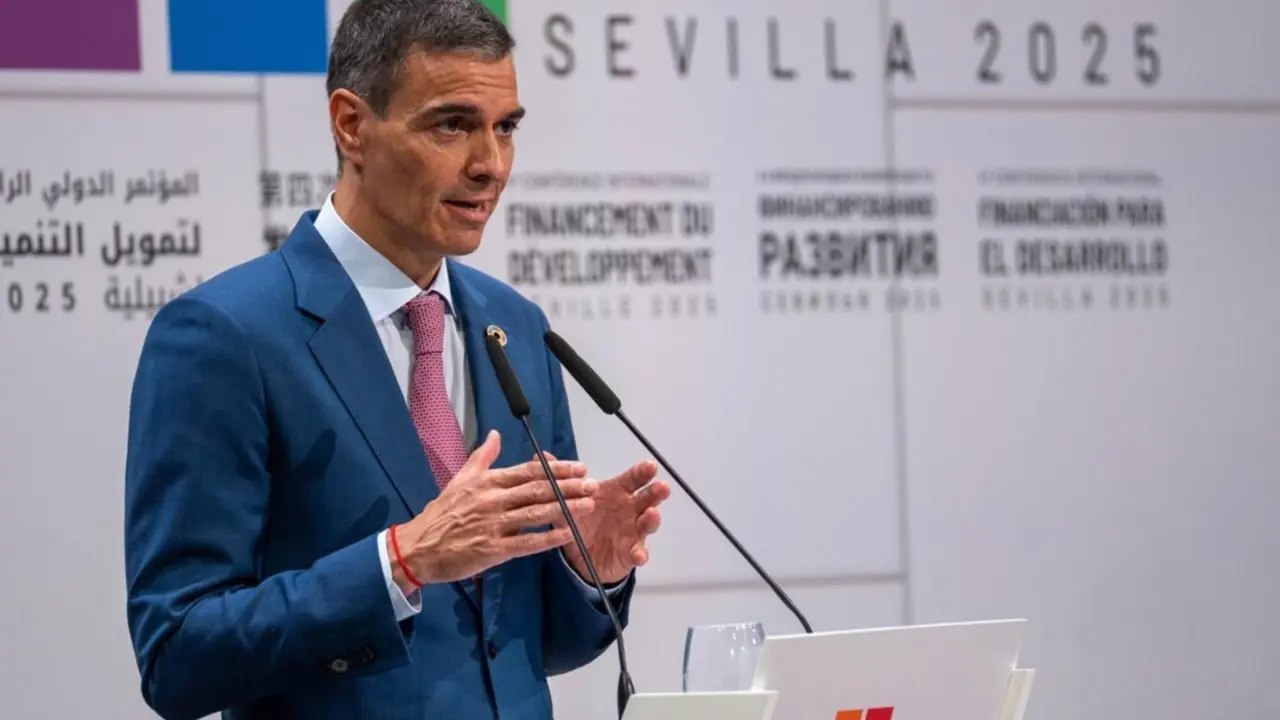  El presidente del Gobierno, Pedro S&aacute;nchez, este lunes en Sevilla en una comparecencia informativa en la IV Conferencia Internacional sobre la Financiaci&oacute;n para el Desarrollo de la ONU .<br>- Francisco J. Olmo - Europa Press 