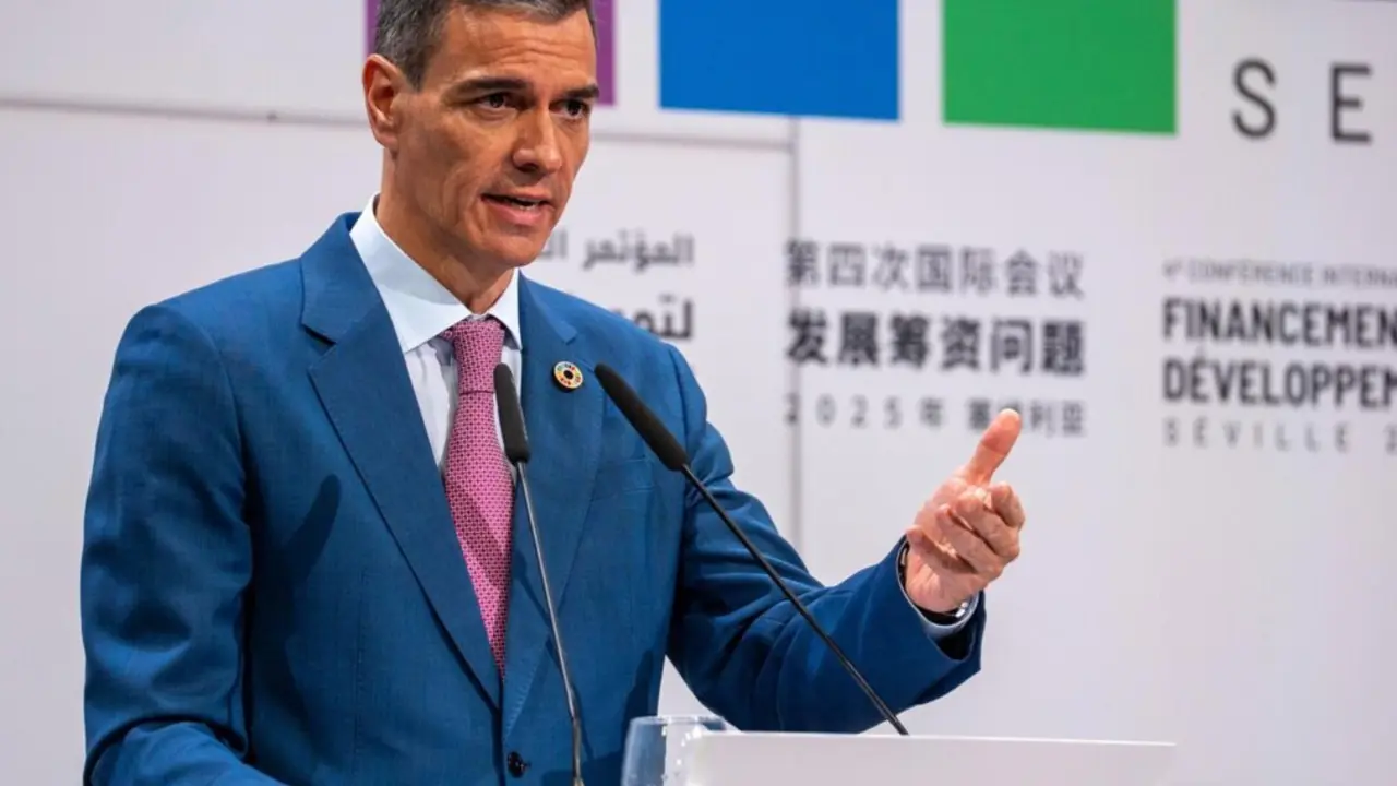  El presidente del Gobierno, Pedro S&aacute;nchez atiende a los medios de comunicaci&oacute;n. A 30 de junio de 2025 en Sevilla, Andaluc&iacute;a (Espa&ntilde;a).<br>- Francisco J. Olmo - Europa Press 