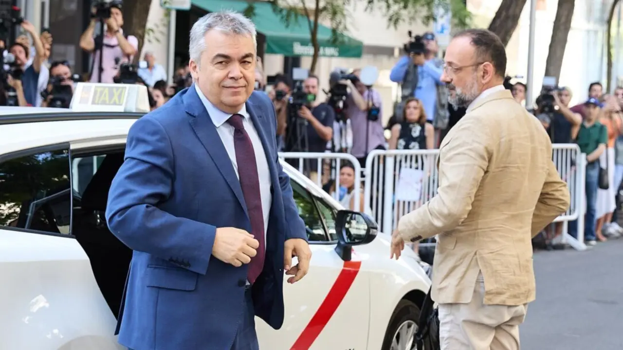  El exsecretario de Organizaci&oacute;n del PSOE Santos Cerd&aacute;n a su llegada a declarar en el Tribunal Supremo.<br>- Jes&uacute;s Hell&iacute;n - Europa Press 