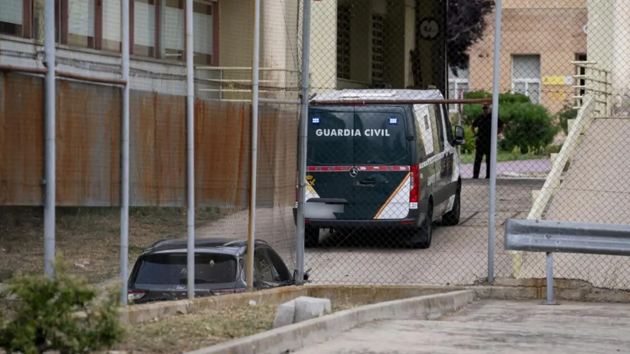  El furg&oacute;n policial en el que va el exsecretario de organizaci&oacute;n del PSOE Santos Cerd&aacute;n a su llegada a la c&aacute;rcel de Soto del Real despu&eacute;s de que el Tribunal Supremo ordenara prisi&oacute;n preventiva y sin fianza, a 30 de junio de 2025, en Soto del Real, Madrid (<br>- A. P&eacute;rez Meca - Europa Press 