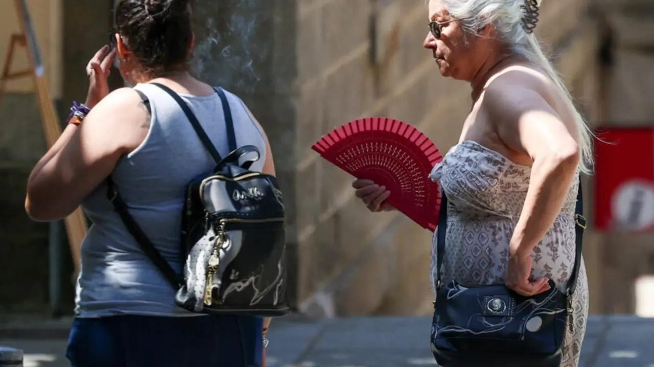  Una mujer se abanica durante la ola de calor, a 30 de junio de 2025, en Madrid (Espa&ntilde;a).<br>- Marta Fern&aacute;ndez - Europa Press 