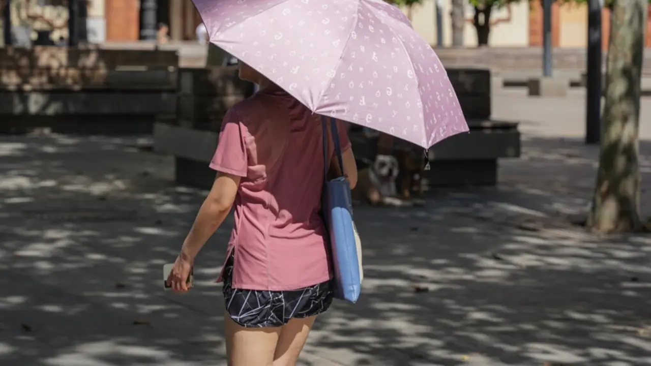  Archivo - Una mujer con sombrilla y ropa veraniega. A 05 de julio de 2024, en Sevilla (Andaluc&iacute;a, Espa&ntilde;a).<br>- Mar&iacute;a Jos&eacute; L&oacute;pez - Europa Press - Archivo 