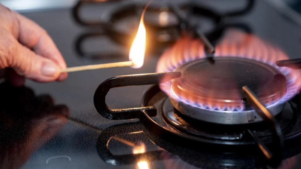  Archivo - Una persona enciende un fuego de cocina de gas<br>- A. P&eacute;rez Meca - Europa Press - Archivo 