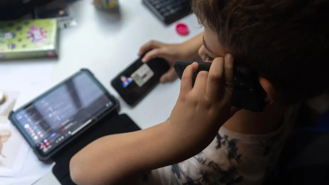  Archivo - Un ni&ntilde;o usa el tel&eacute;fono m&oacute;vil y una tablet<br>- Eduardo Parra - Europa Press - Archivo 