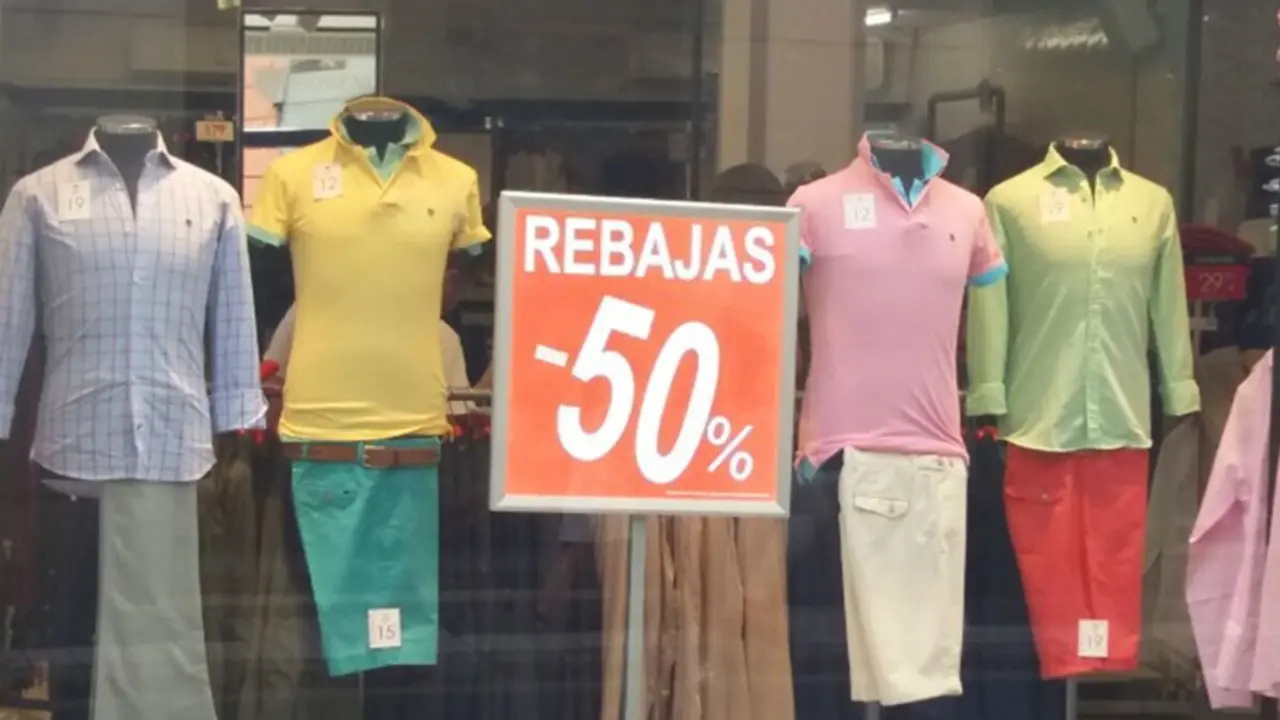  Escaparate de un establecimiento en periodo de rebajas. 