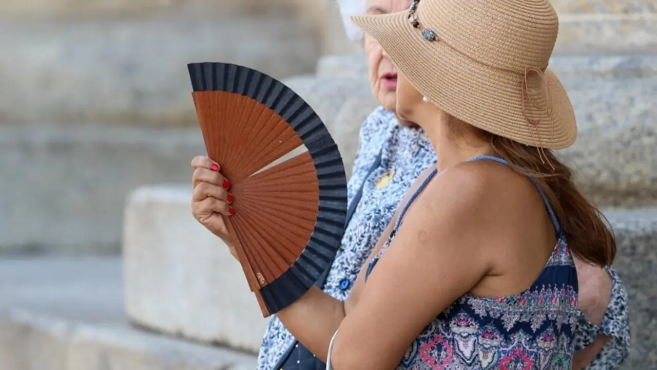  Una mujer se abanica durante la ola de calor, a 30 de junio de 2025.<br>- Marta Fern&aacute;ndez - Europa Press 