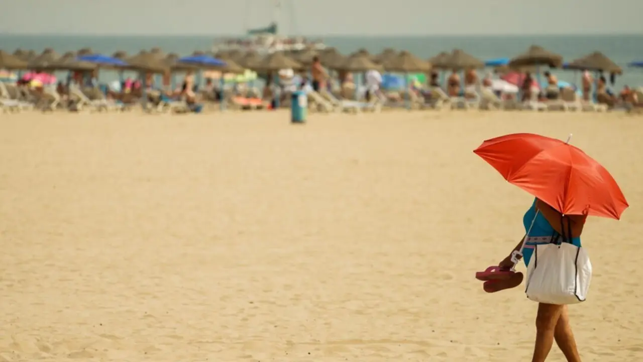  Archivo - Ba&ntilde;istas en la playa de la Malvarrosa, a 10 de agosto de 2023, en Valencia, Comunidad Valenciana (Espa&ntilde;a).<br>- Eduardo Manzana - Europa Press - Archivo 
