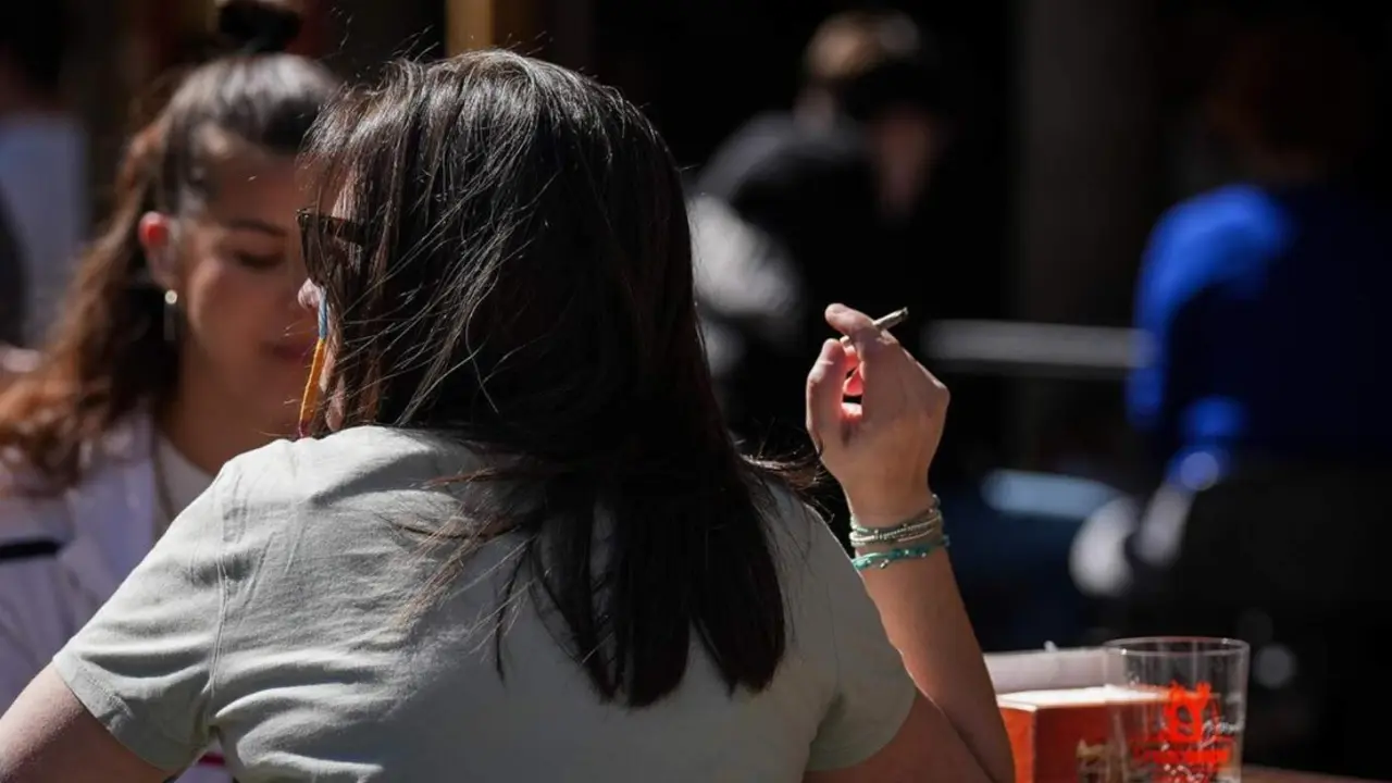  Una persona fumando en una terraza. A 12 de marzo de 2024, en Sevilla (Andaluc&iacute;a, Espa&ntilde;a). (Foto de archivo). - Mar&iacute;a Jos&eacute; L&oacute;pez - Europa Press 