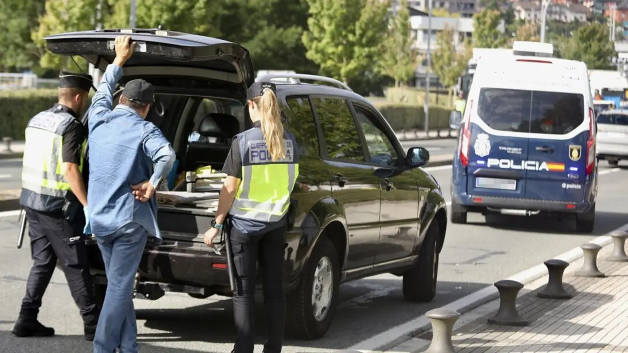  Archivo - Varios agentes de la Polic&iacute;a Nacional detienen a un veh&iacute;culo durante un control policial<br>- Javi Colmenero - Europa Press - Archivo 