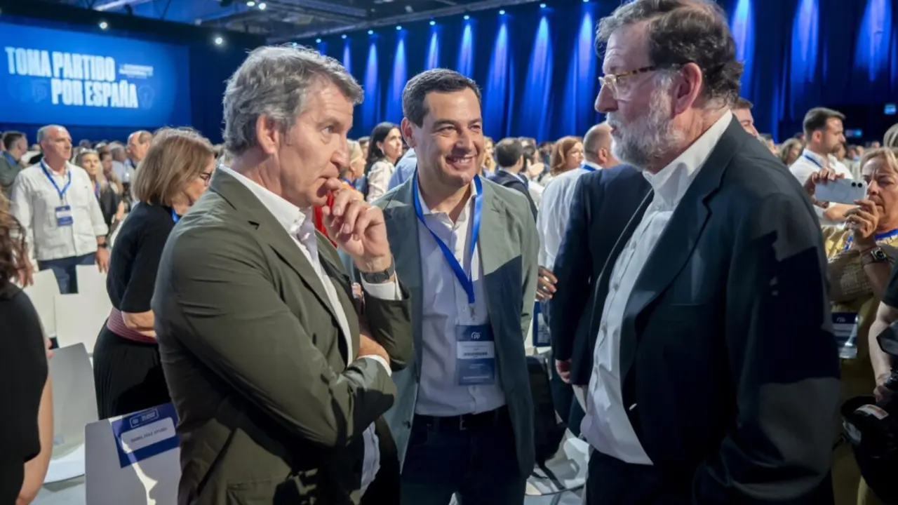  (I-D) El presidente del PP, Alberto N&uacute;&ntilde;ez Feij&oacute;o, el presidente de la Junta de Andaluc&iacute;a, Juanma Moreno, y el expresidente del Gobierno, Mariano Rajoy, durante el XXI Congreso Nacional del Partido Popular, a 4 de julio de 2025, en Madrid (Foto de archivo)<br>- Alberto Ortega - Europa Press 
