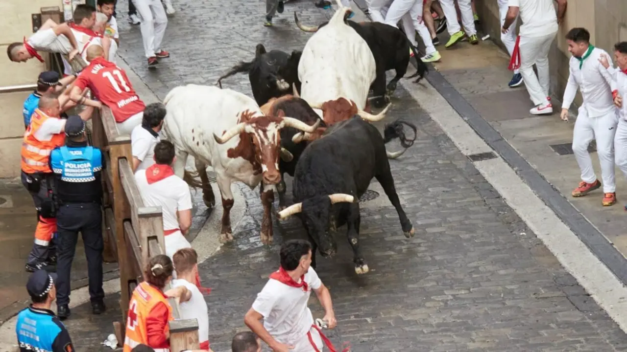  Primer encierro de los Sanfermines de 2025, con toros de Fuente Ymbro, que han dejado seis trasladados por diversos traumatismos, sin heridos por asta.<br>- EDUARDO SANZ-EUROPA PRESS 
