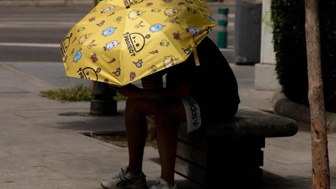  Archivo - Un hombre se resguarda del sol bajo un paraguas, a 18 de julio de 2024, en Madrid (Espa&ntilde;a).<br>- Eduardo Parra - Europa Press - Archivo 