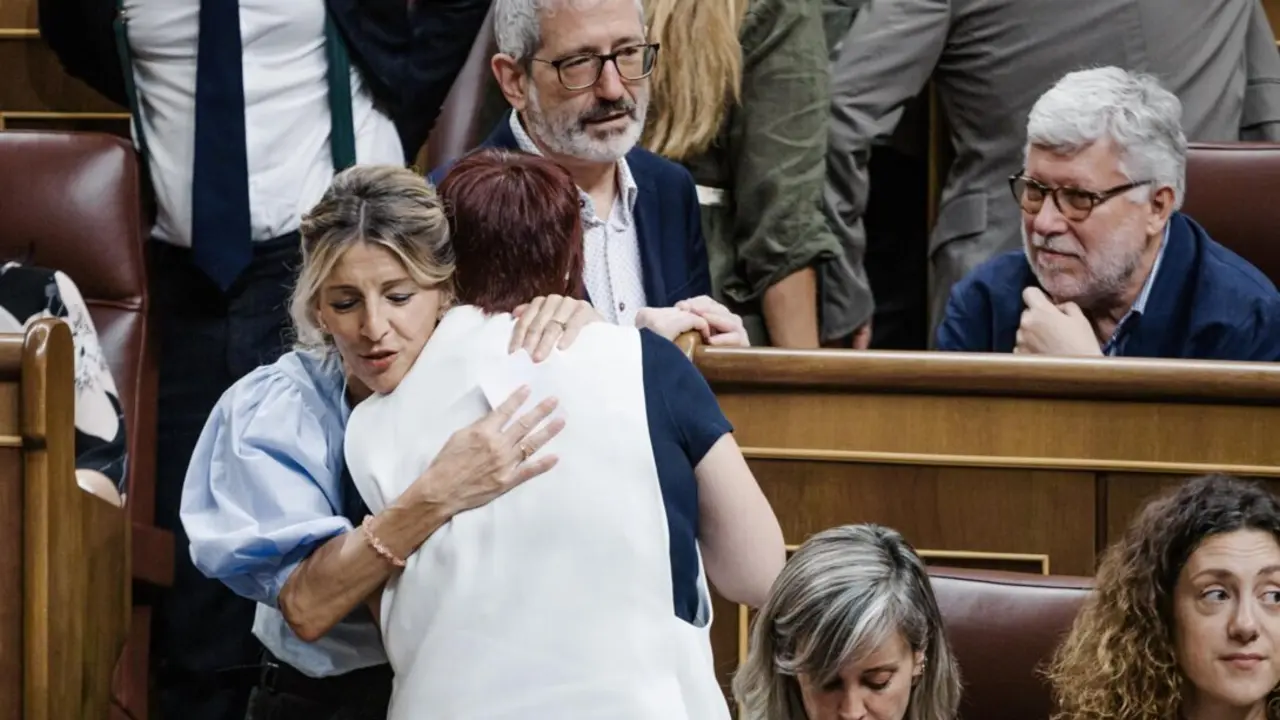  La vicepresidenta segunda del Gobierno, Yolanda D&iacute;az, saluda a la portavoz de Compromis en el Congreso, &Aacute;gueda Mic&oacute;, durante la celebraci&oacute;n en el Congreso de los Diputados de una sesi&oacute;n plenaria, a 19 de junio de 2025, en Madrid (Espa&ntilde;a).<br>- Carlos Luj&aacute;n - Europa Press 