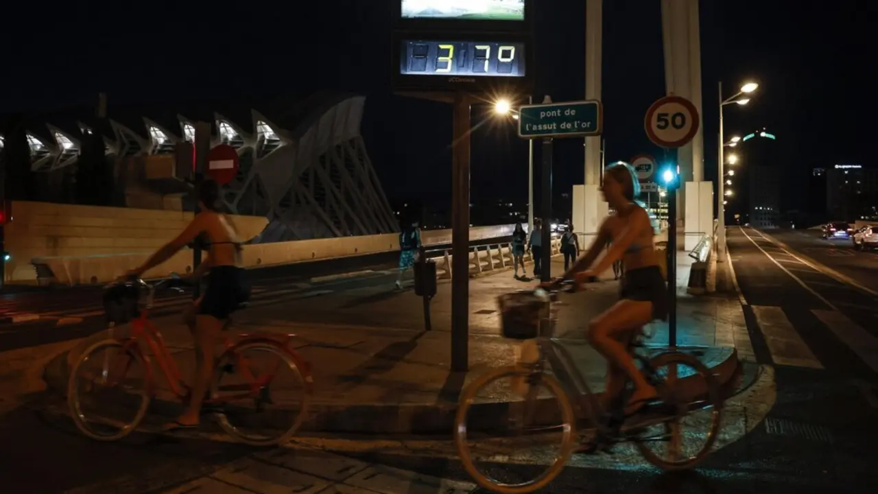  Archivo - Varias personas montadas en bicis, a 10 de agosto de 2022, en Valencia, Comunidad Valenciana (Espa&ntilde;a).<br>- Rober Solsona - Europa Press - Archivo 