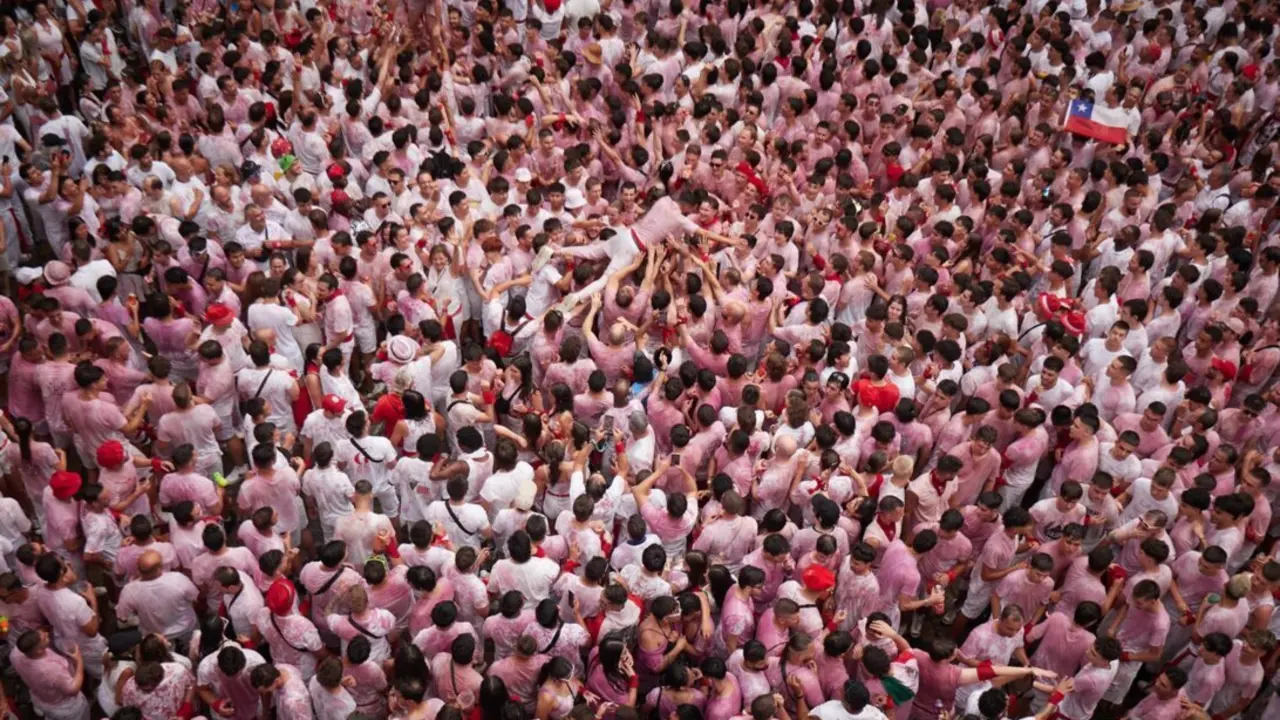  Plaza del Ayuntamiento durante el chupinazo de los Sanfermines 2025.<br>- Eduardo Sanz - Europa Press 