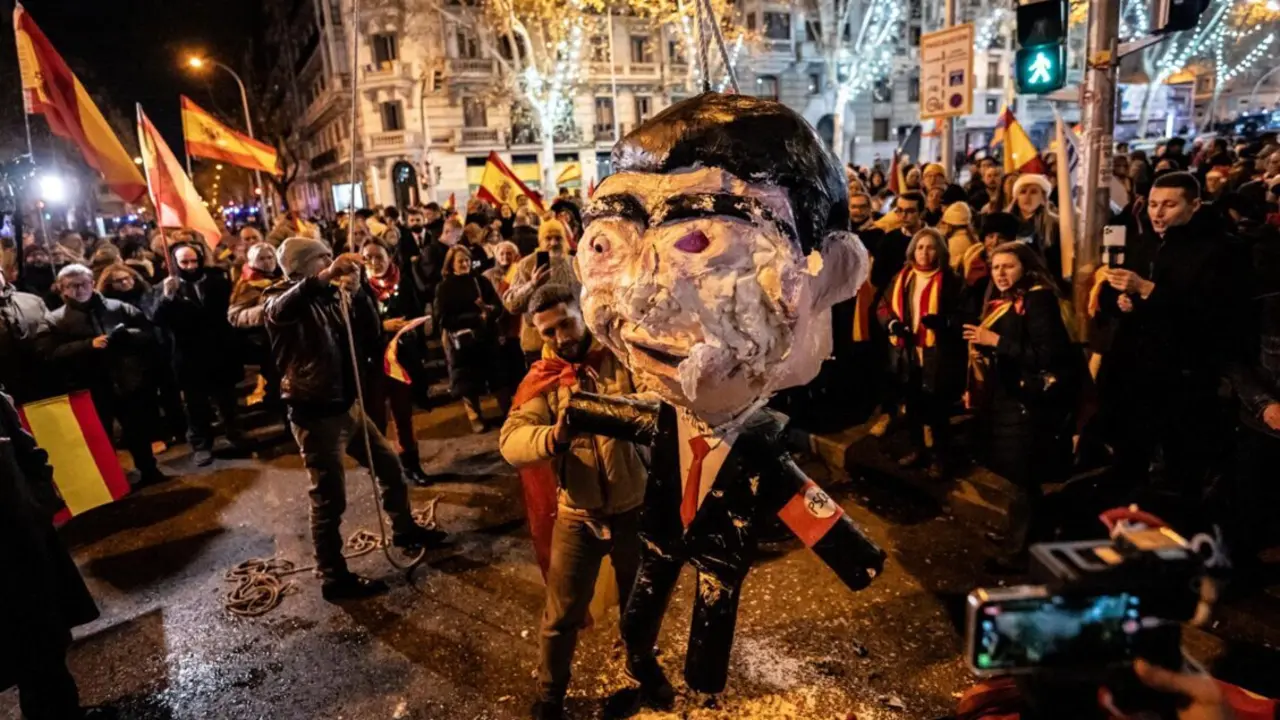  Archivo - Decenas de personas celebran la entrada del a&ntilde;o nuevo en la calle Ferraz, a 1 de enero de 2024, en Madrid (Espa&ntilde;a).<br>- Diego Radam&eacute;s - Europa Press - Archivo 