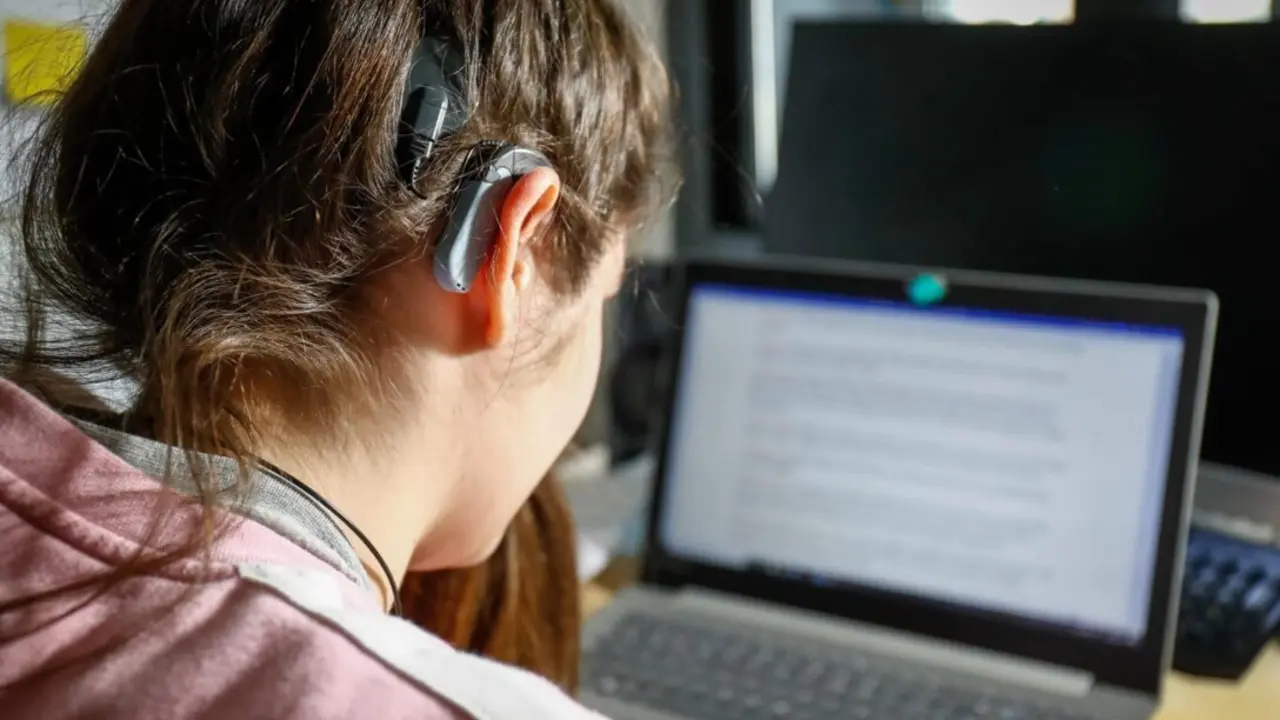  Archivo - Una joven usuaria de aud&iacute;fonos estudiando.<br>- &Oacute;scar J.Barroso - Europa Press - Archivo 